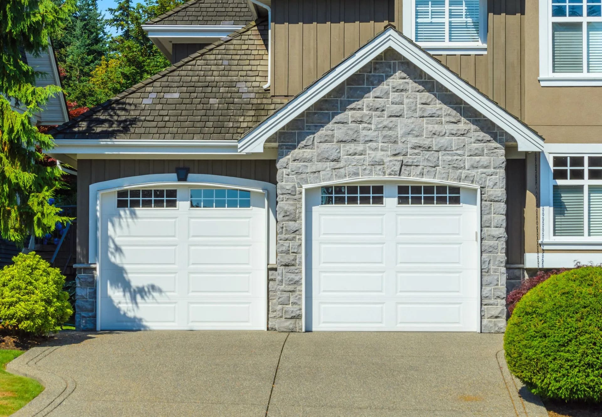 Top 5 Reasons to Replace Your Garage Doors